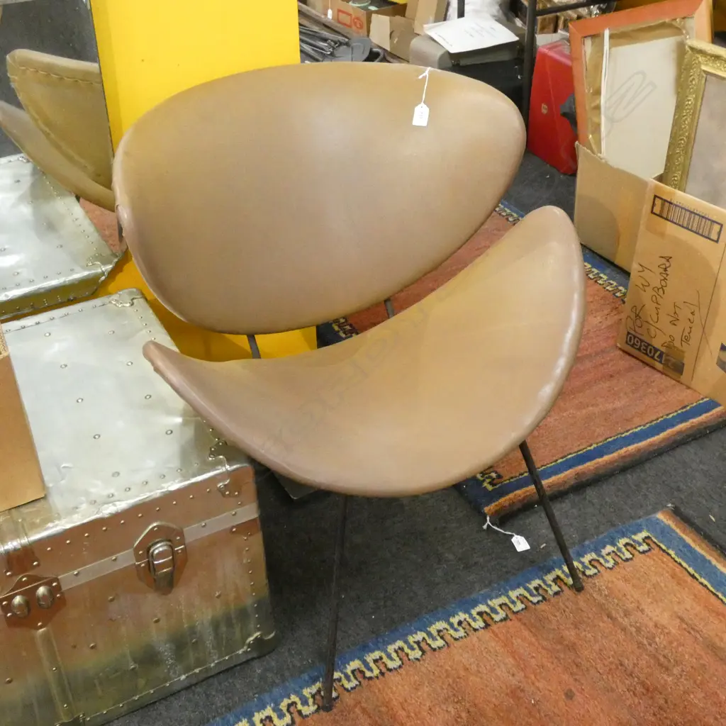 BROWN VINYL ORANGE SLICE CHAIR Image 1++