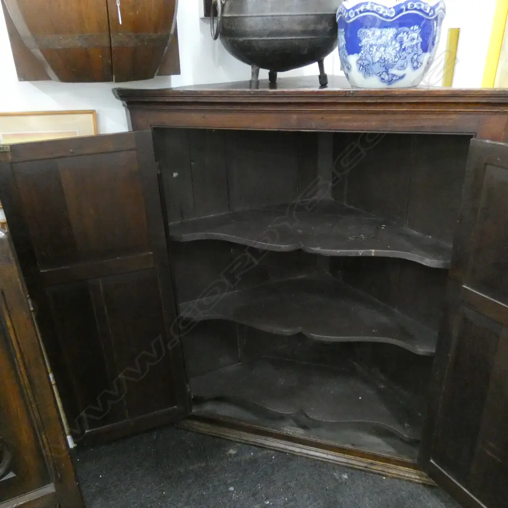 GEORGIAN OAK CORNER CABINET... Image 1++