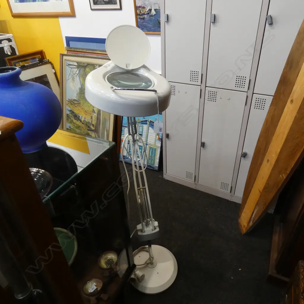 WHITE METAL MAGNIFYING LAMP  Image 1++