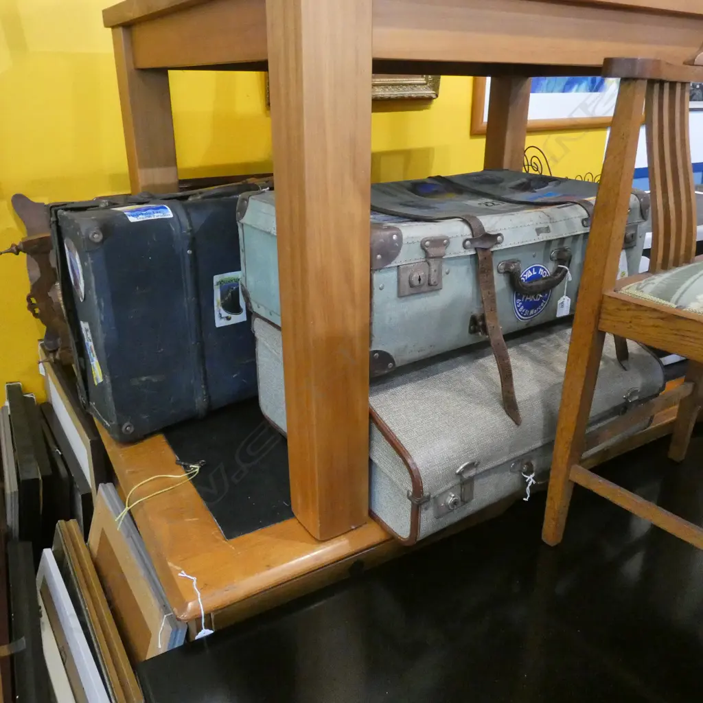 2 VINTAGE SUITCASES & CASED PIANO ACCORDIAN Image 1++