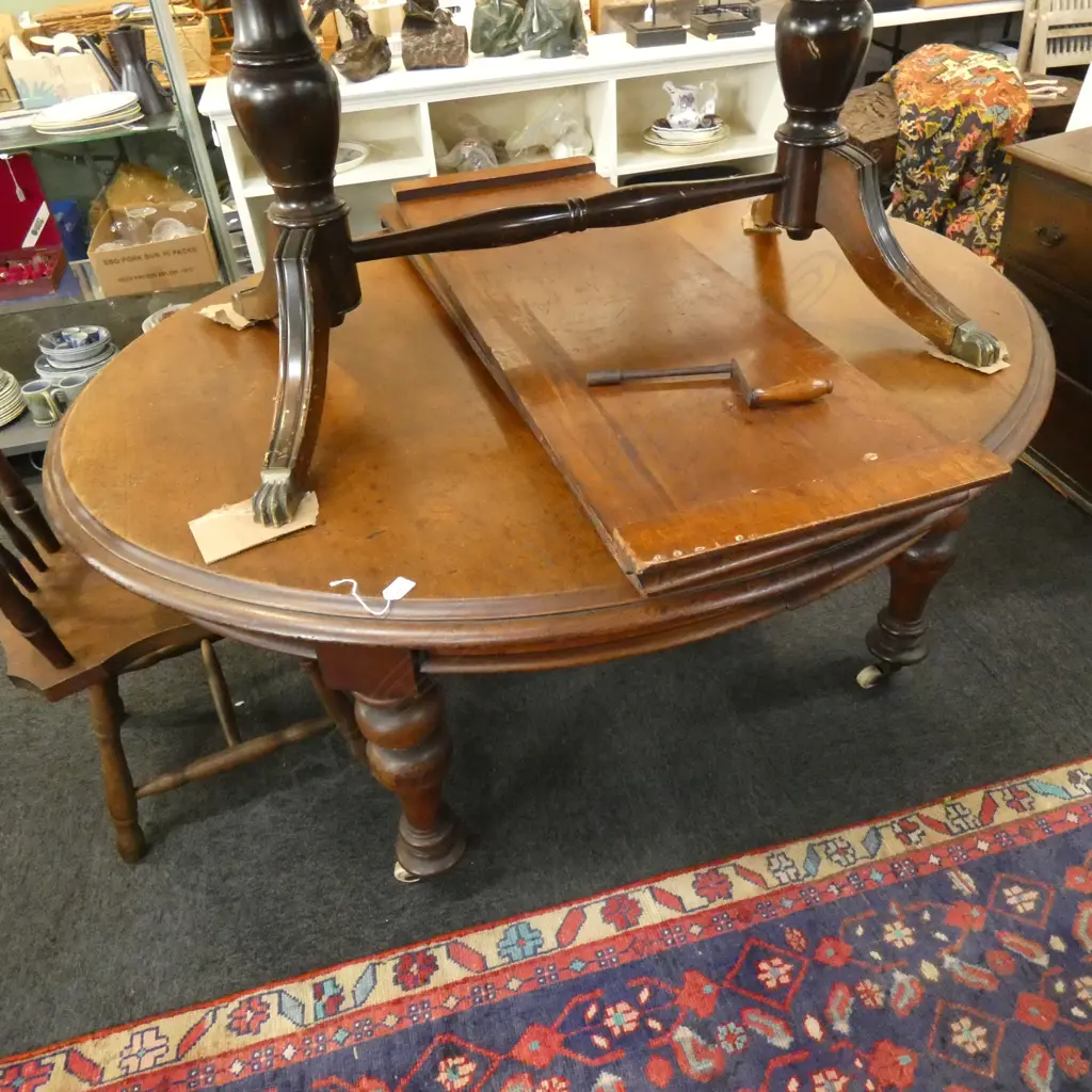 VICTORIAN MAHOGANY OVAL DINING TABLE w. 2 LEAVES & WINDER... Image 1++