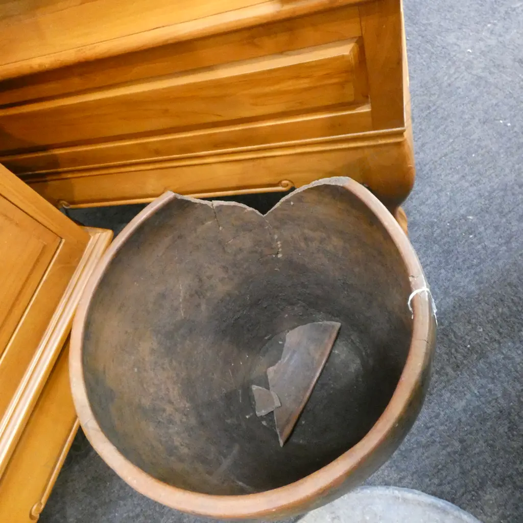 LG TERRACOTTA POT (DIA 375MM) A/F & LG METAL SUNDIAL (DIA 430MM) Image 1++