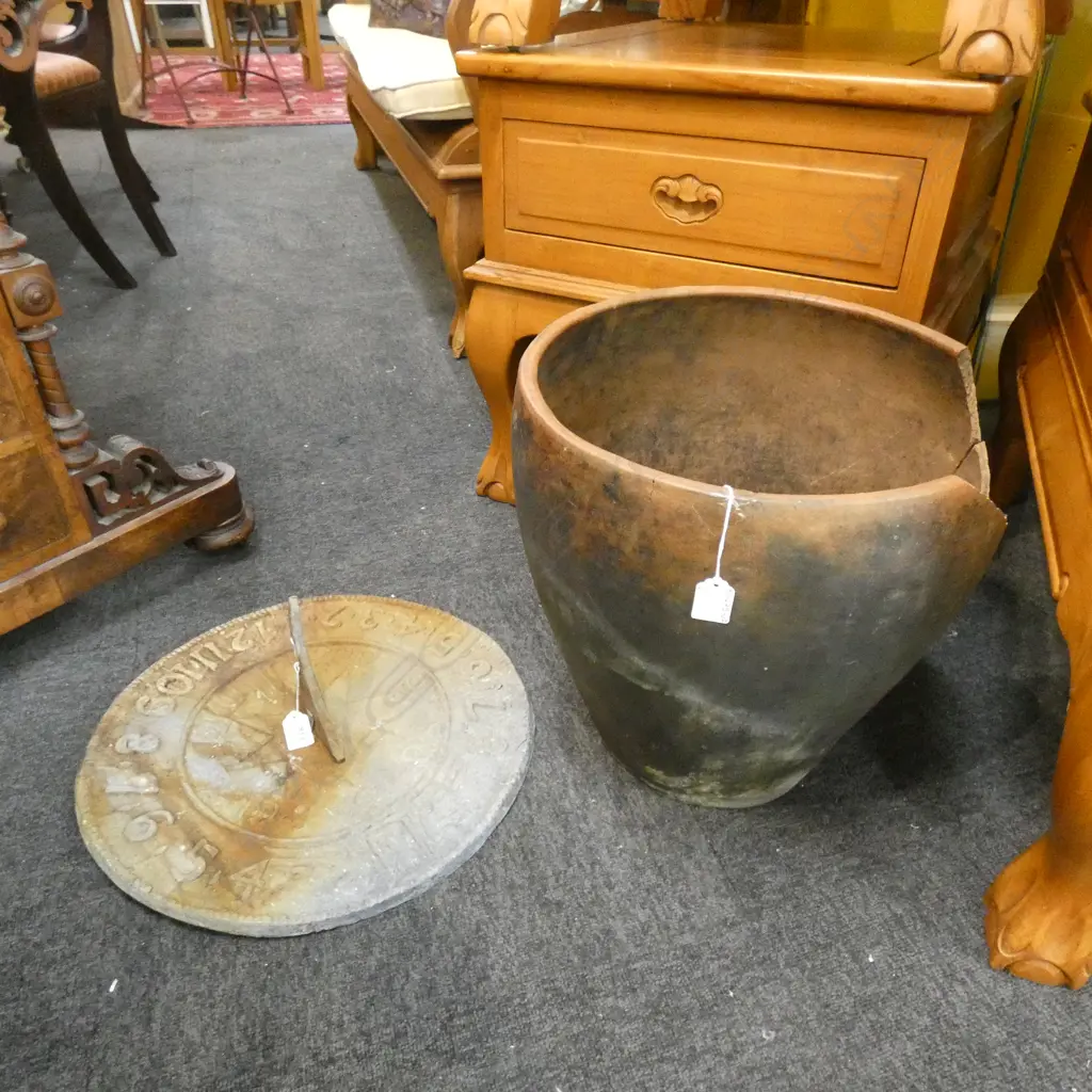 LG TERRACOTTA POT (DIA 375MM) A/F & LG METAL SUNDIAL (DIA 430MM) Image 1++