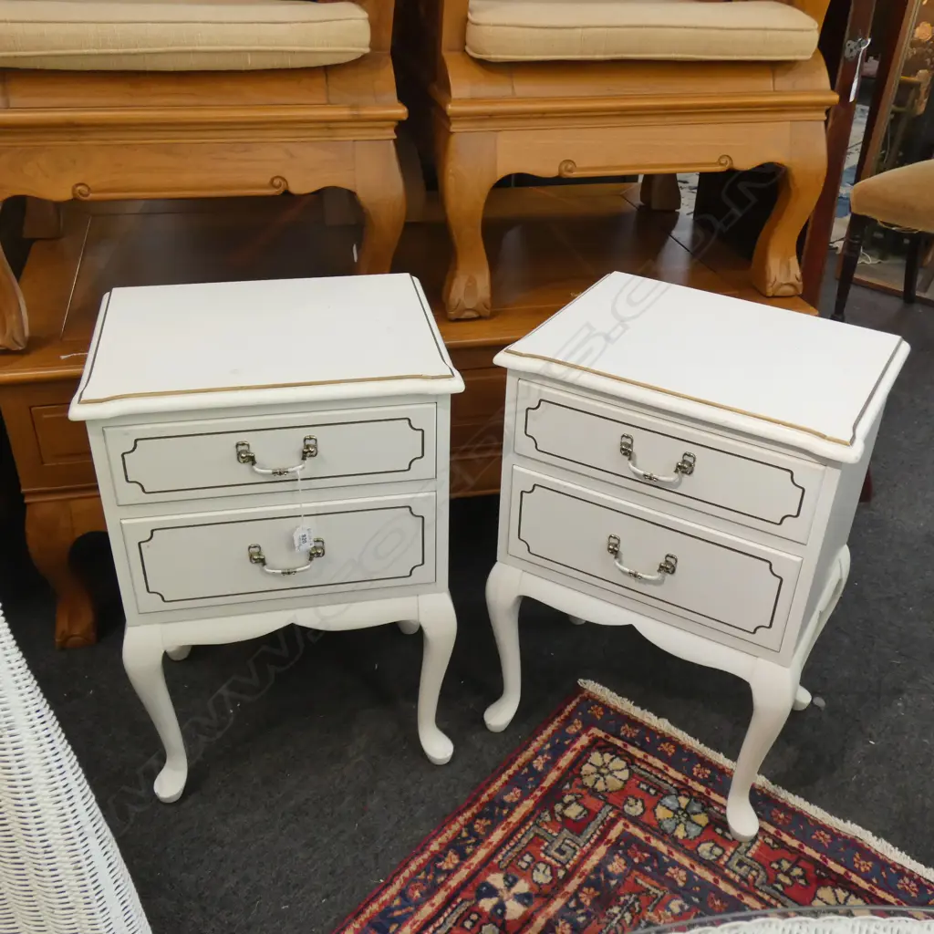 PR WHITE PAINTED QUEEN ANNE STYLE BEDSIDE TABLES  Image 1++