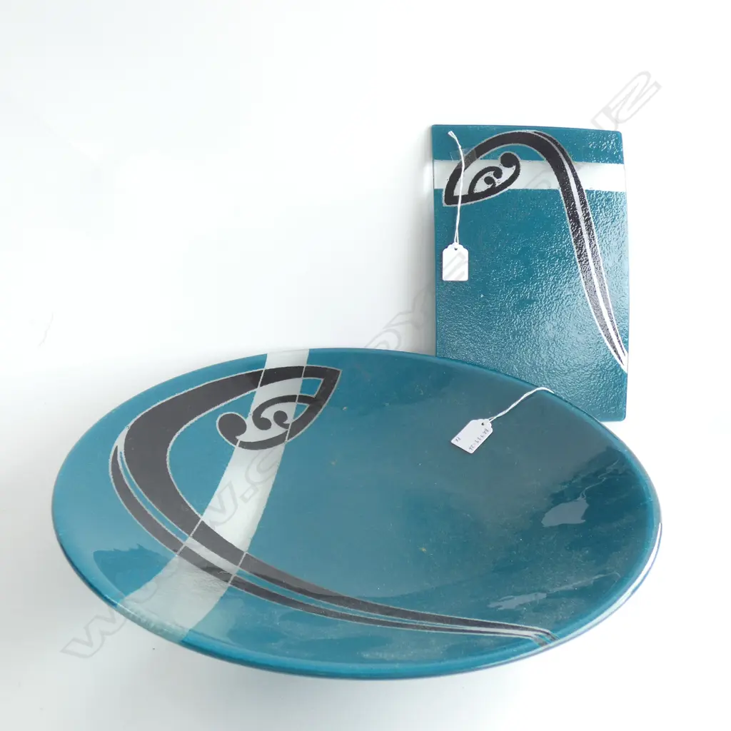 2 'TUNA' MODERN NZ GLASS DISHES. 1 LGE CIRCULAR (DIA. 400MM), 1 RECT. H.300MM Image 1++