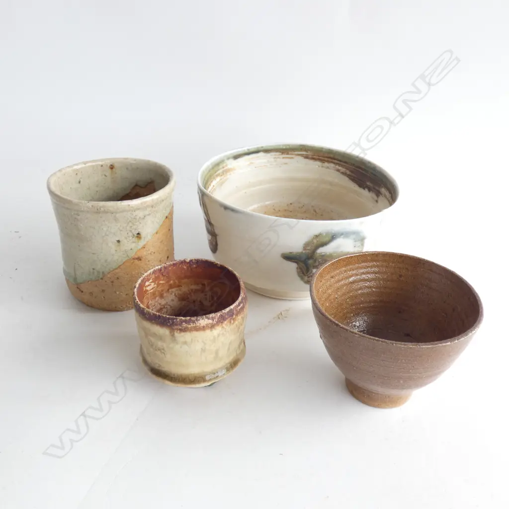 DUNCAN SHEARER SMALL VESSEL H.50mm + PORCELAIN BOWL, 2 OTHER SMALL PCES Image 1++