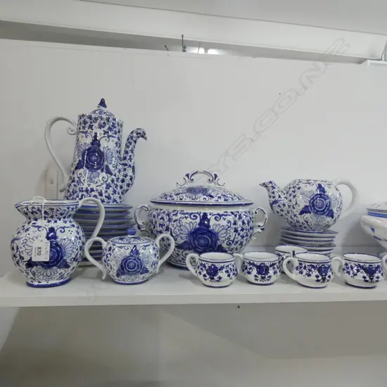 LARGE B/W CHILEAN DINNER SET