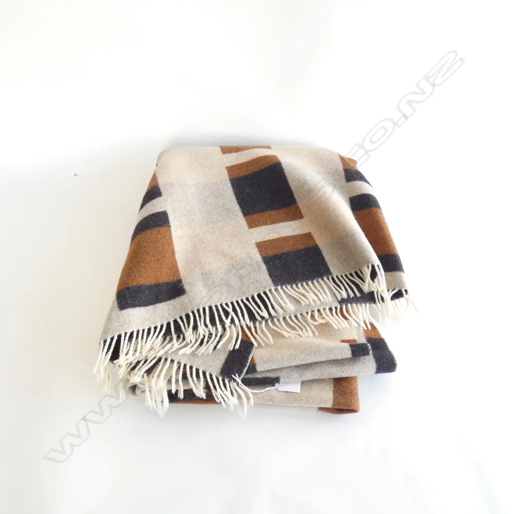 VINTAGE 'MANATUNGA' BLANKET LABELLED Image 1++