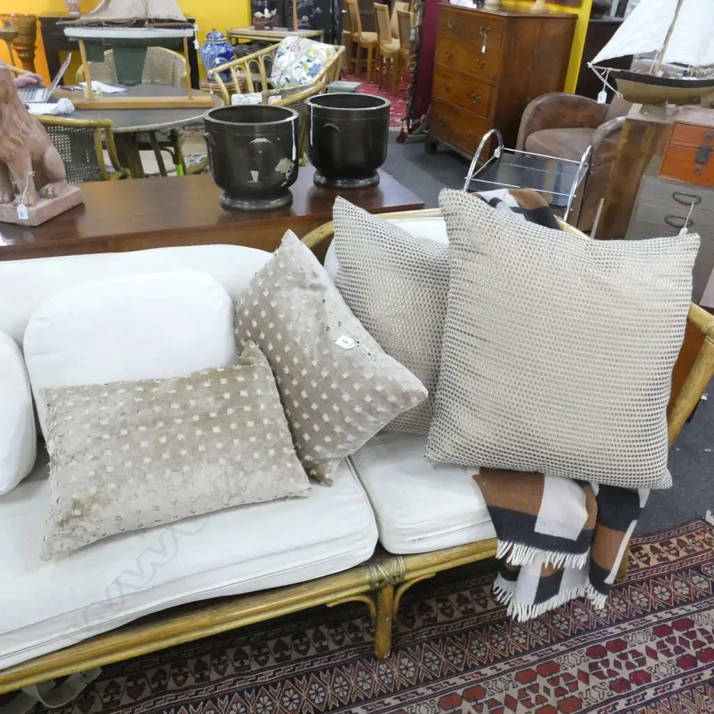4 ASSORTED CUSHIONS 2 VELVET & LINEN 500MM X 350 2X LINEN MIX 550X550MM  Image 1++