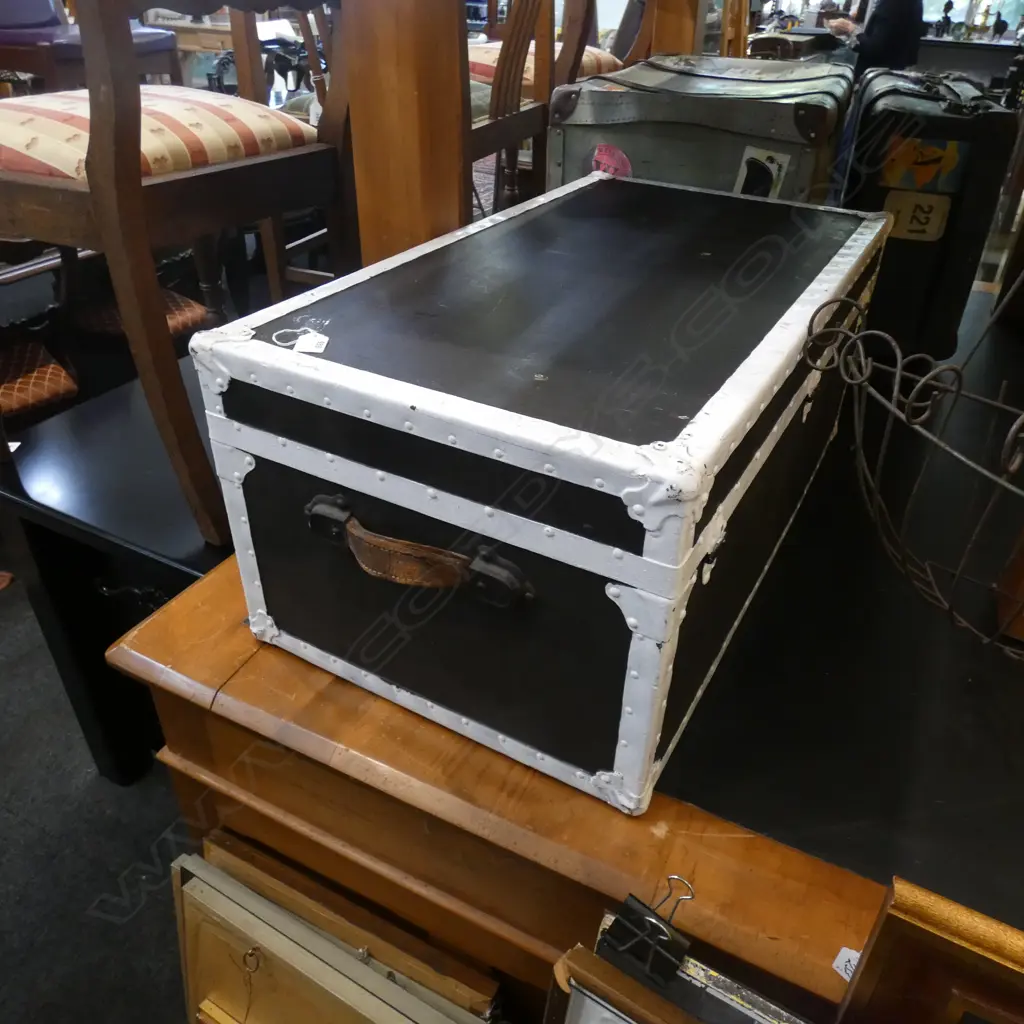 TRAVELLING TRUNK Image 1++