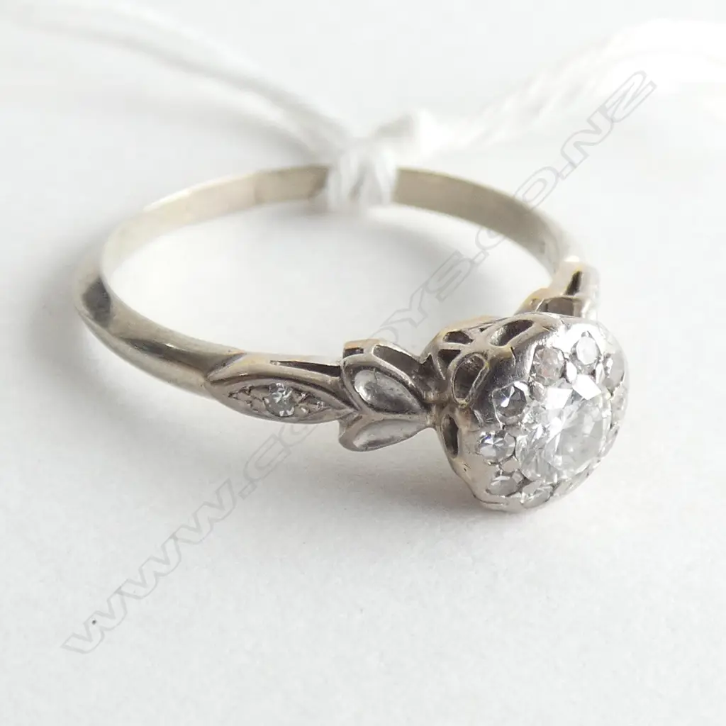 ESTATE 18CT GOLD AND DIAMOND CLUSTER RING Image 1++