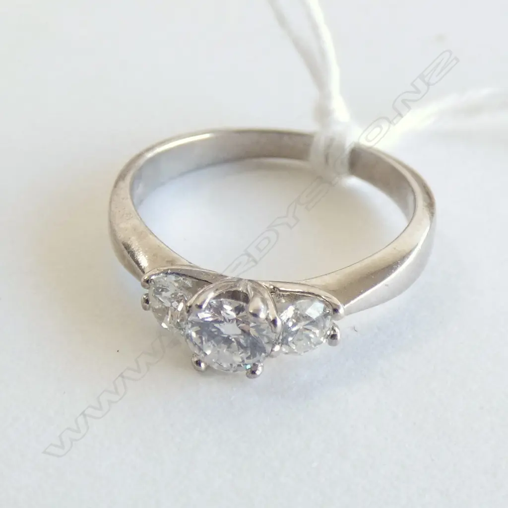 10CT White GOLD 3 DIAMOND RING Image 1++