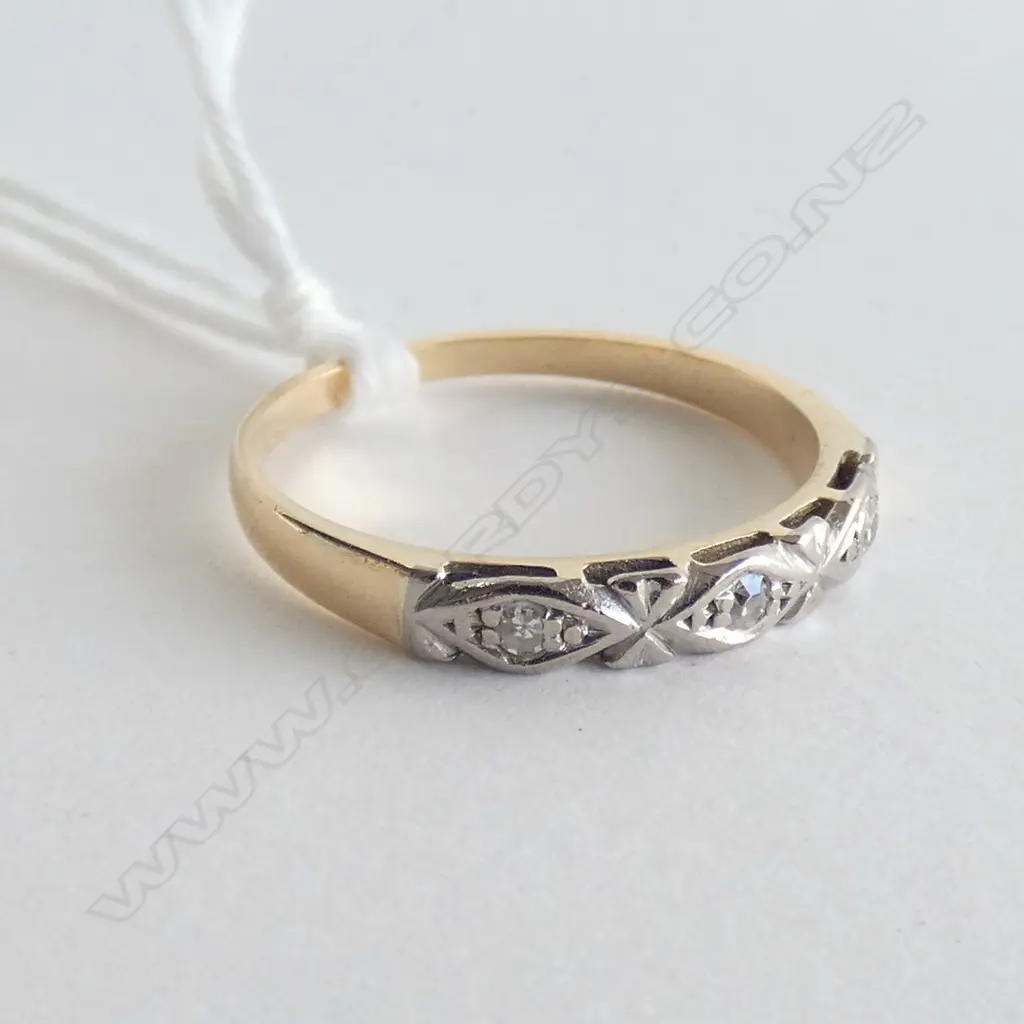 18CT GOLD AND THREE DIAMOND BAND Image 1++