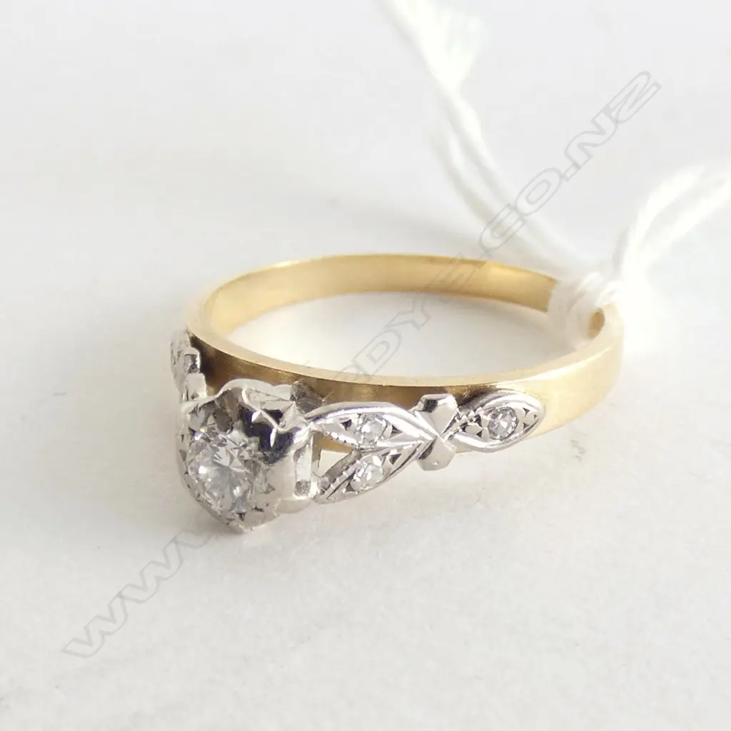 18CT GOLD AND DIAMOND SOLITAIRE RING Image 1++