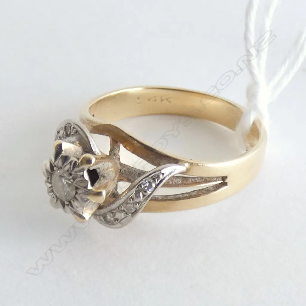 14CT GOLD AND DIAMOND RING Image 1++