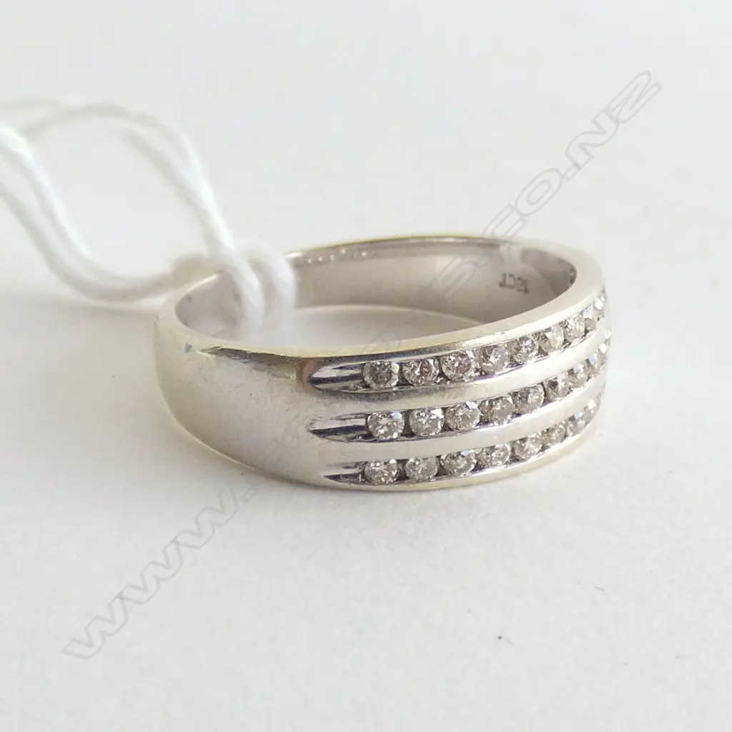 18CT WHITE GOLD AND DIAMOND RING Image 1++