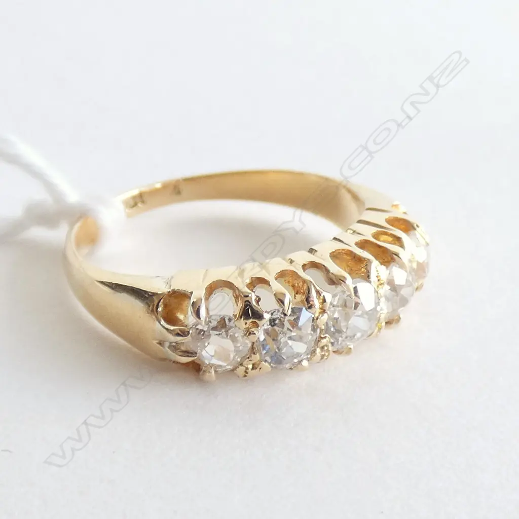 18CT GOLD AND FIVE STONE DIAMOND RING Image 1++
