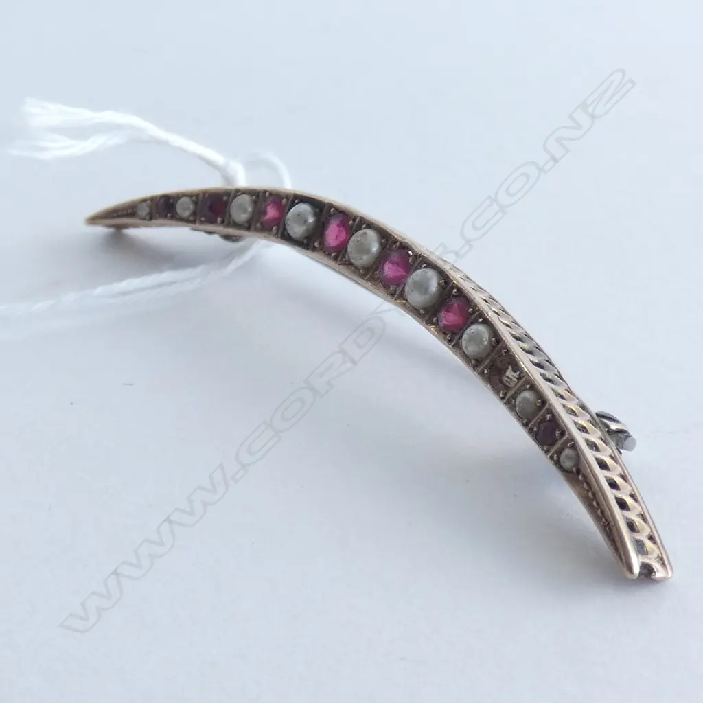 9CT GOLD SEED PEARL CRESCENT BROOCH 4.11gm ONE STONE MISSING Image 1++