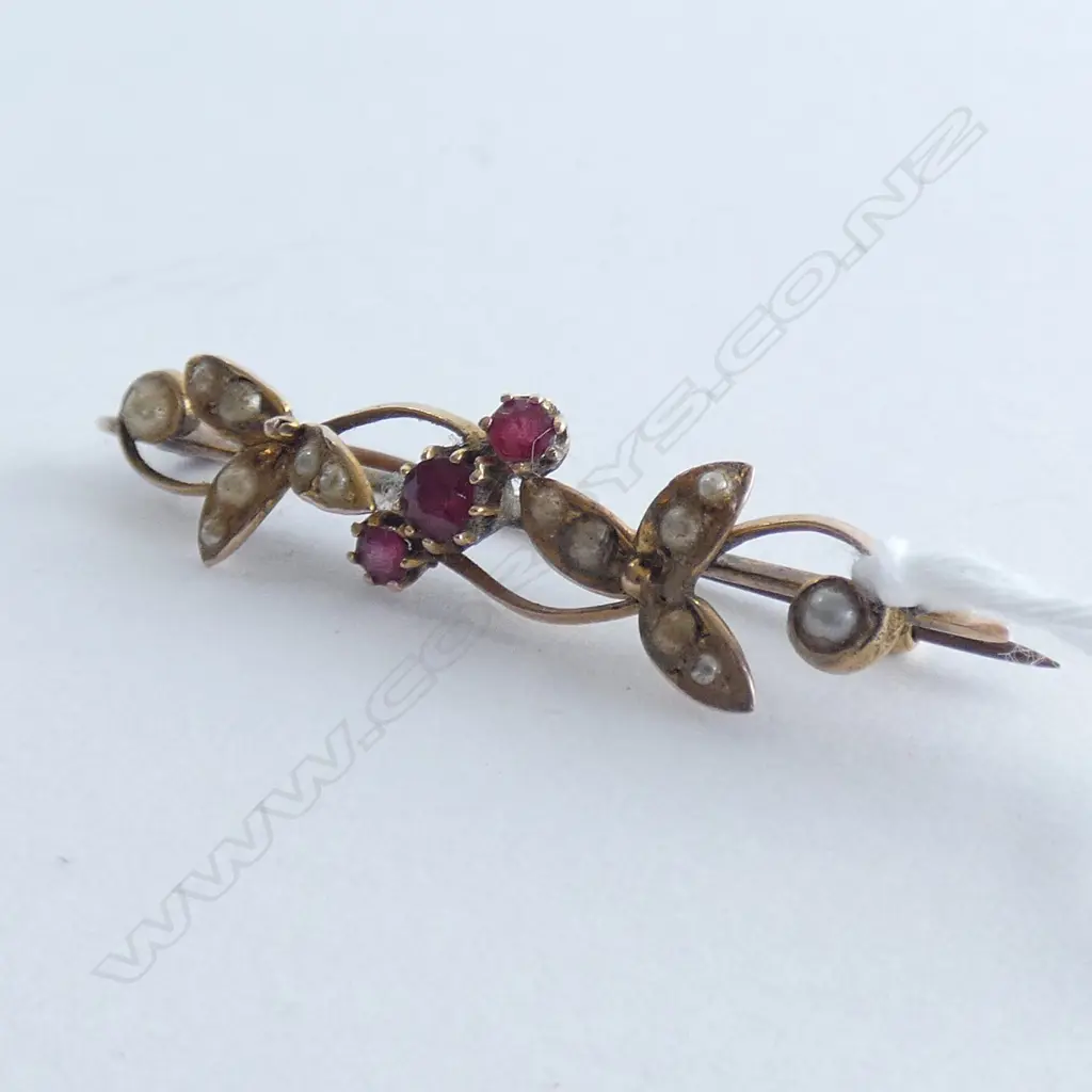 9CT GOLD AND SEED PEARL BROOCH Image 1++