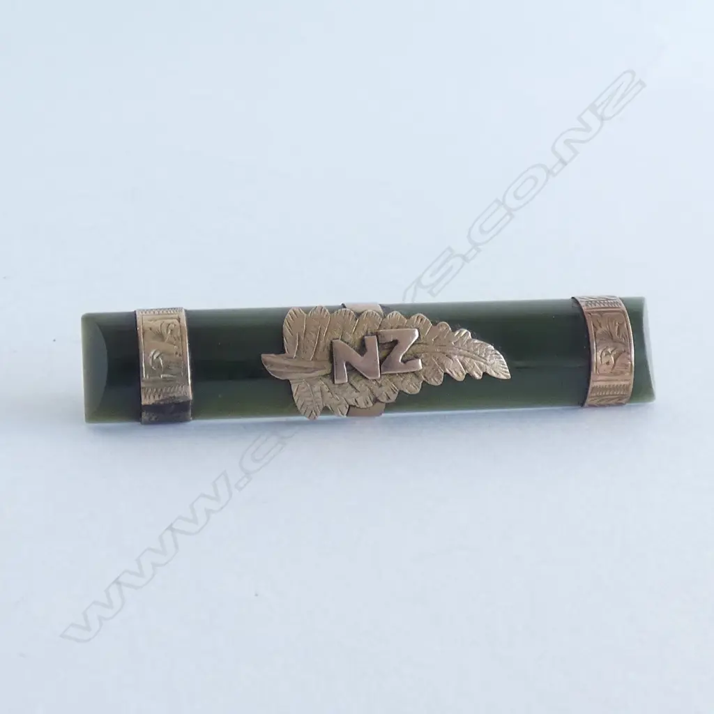 9CT GOLD AND POUNAMU BROOCH Image 1++