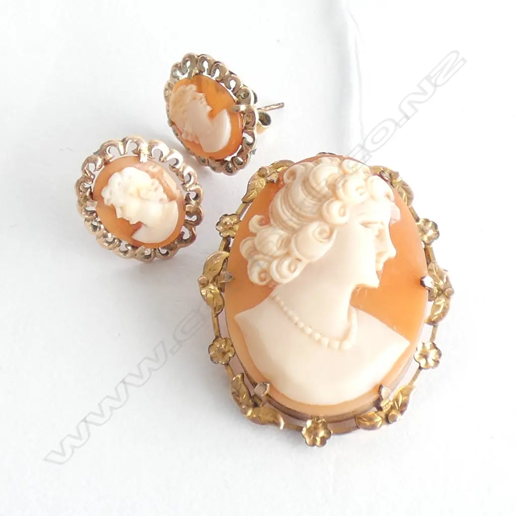 9CT GOLD PLATED CAMEO BROOCH AND EARRINGS Image 1++