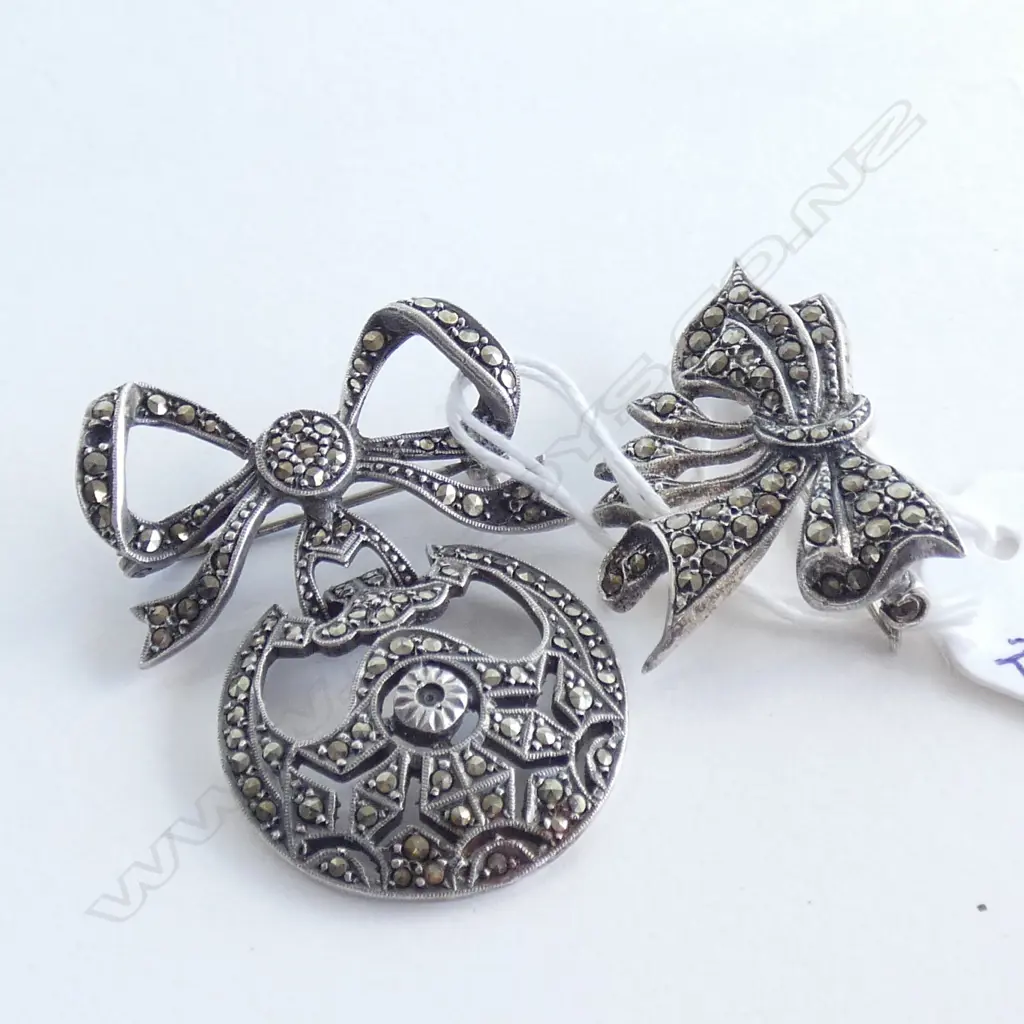 TWO SILVER AND MARCASITE BROOCHES Image 1++