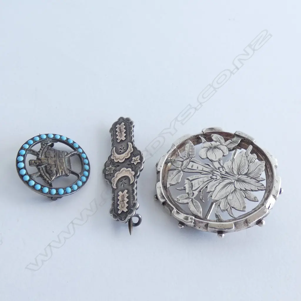 THREE VICTORIAN SILVER BROOCHES Image 1++