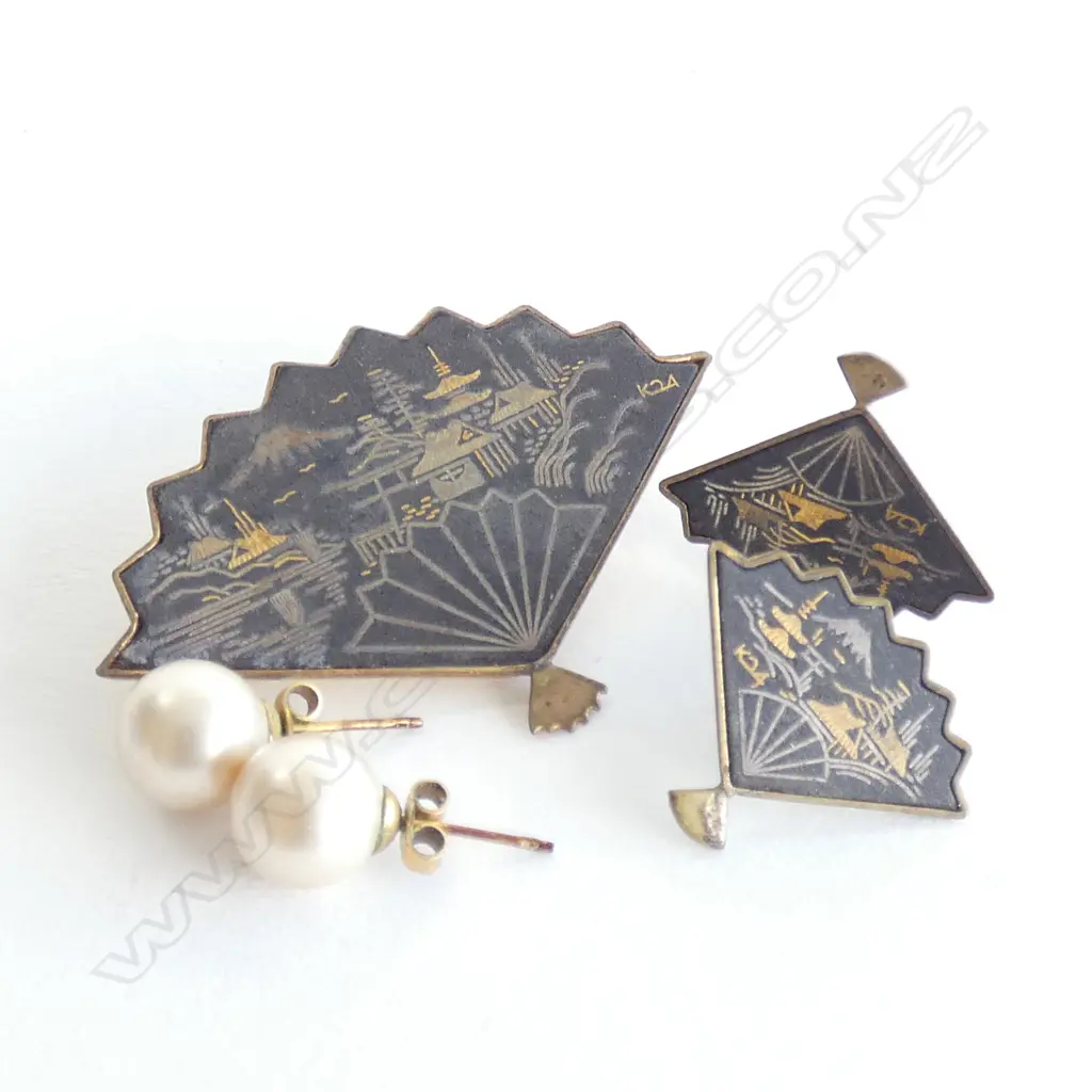 JAPANESE DAMASCENE BROOCH AND EARRINGS PLUS A PAIR OF PEARL STUD EARRINGS  Image 1++