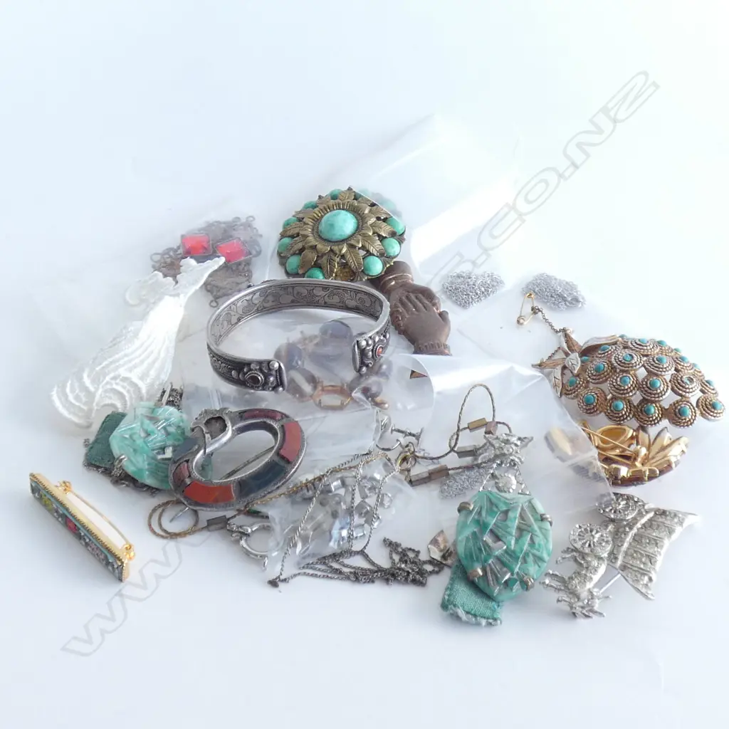 SM BAG ASST JEWELLERY; BROOCHES / EARRINGS/ CHAINS ETC.. Image 1++