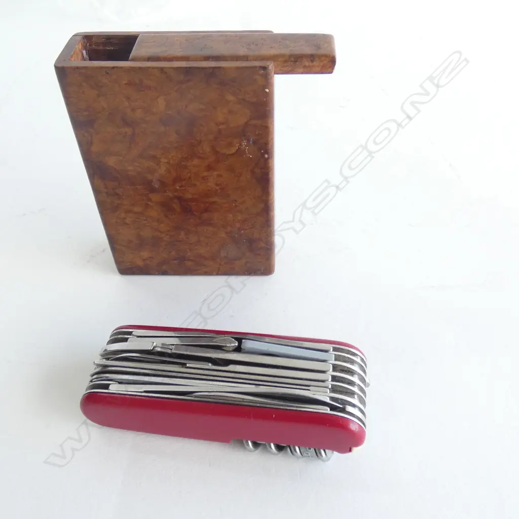 WALNUT BOX AND SWISS ARMY KNIFE (20) Image 1++