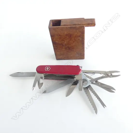 WALNUT BOX AND SWISS ARMY KNIFE (20)