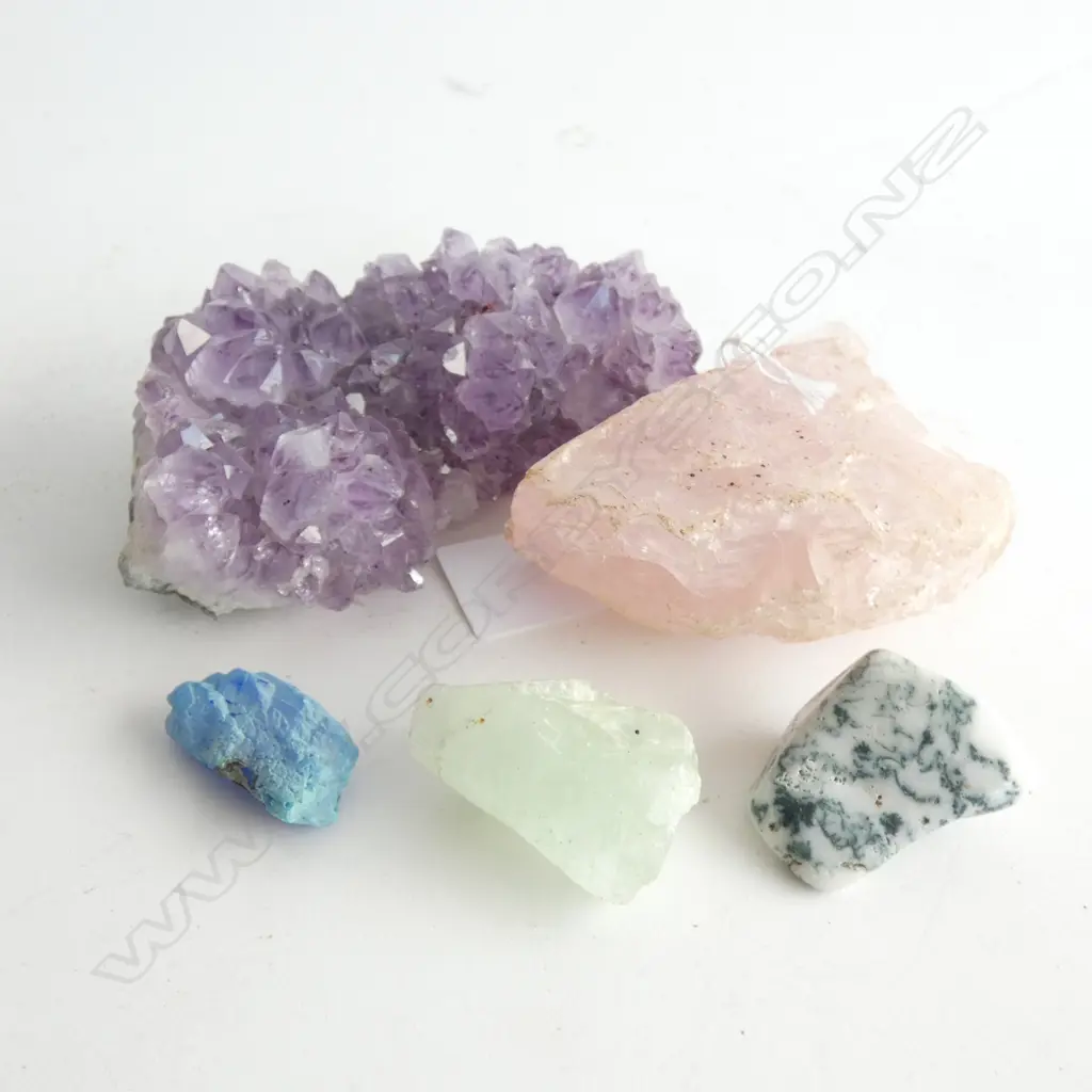 2 PCES QUARTZ, ROSE & PURPLE AMETHYST + 3 COLOURED STONES Image 1++