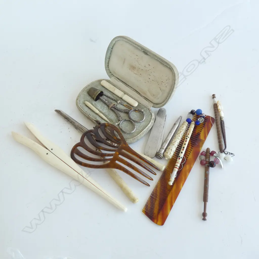 BAG BONE / TORTOISESHELL DRESSING TABLE ITEMS / RATTLES ETC. Image 1++