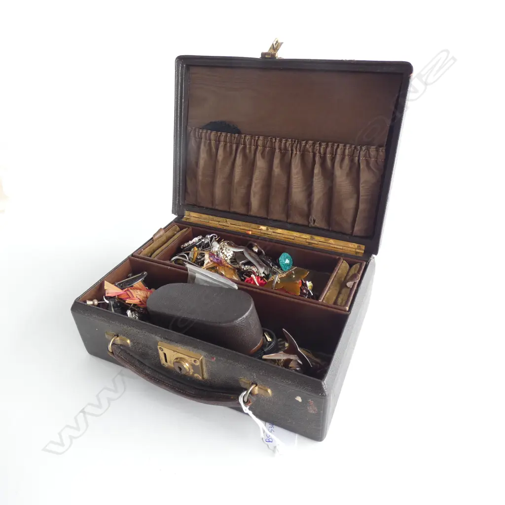 JEWELLERY BOX & ASST. CONTENTS Image 1++