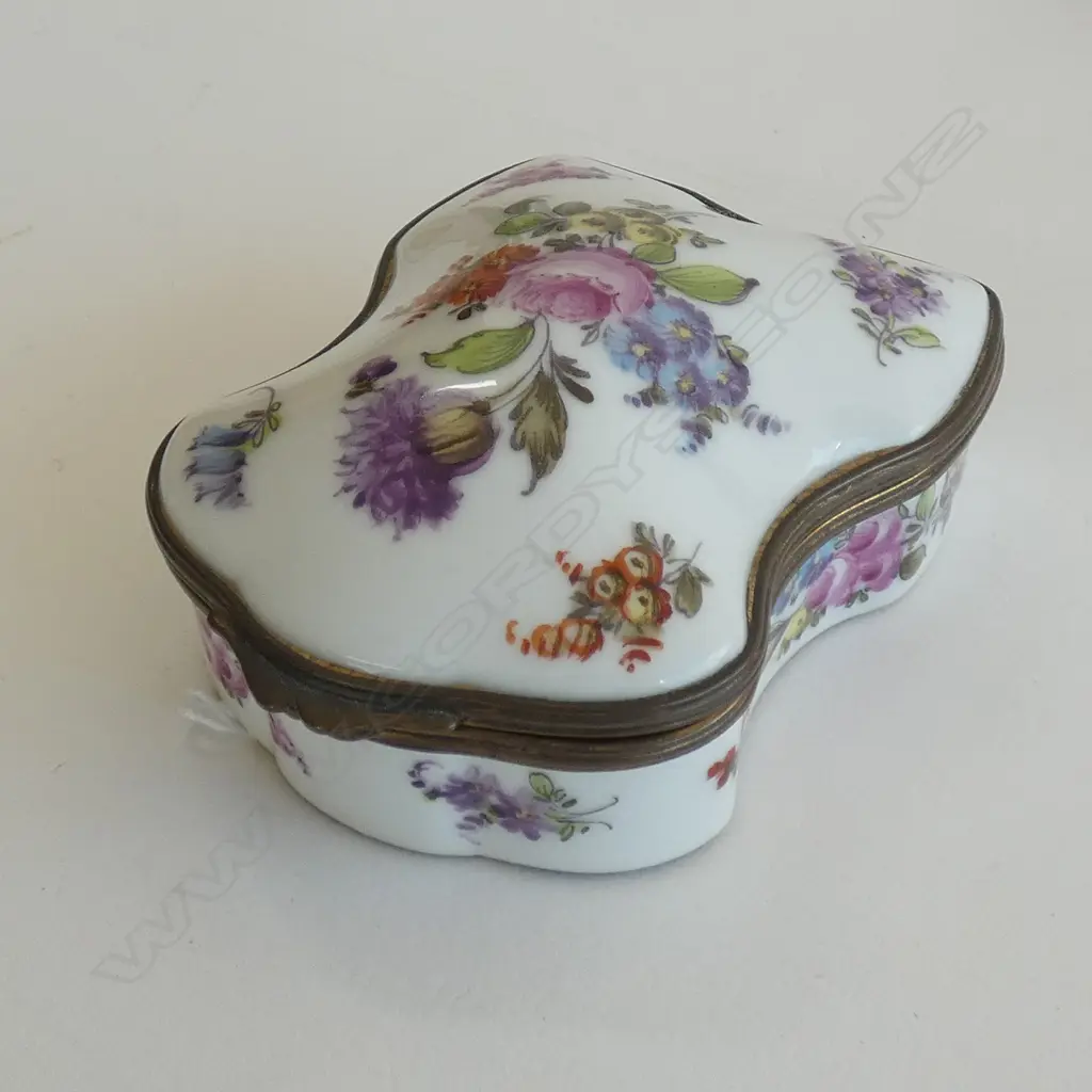 SEVRES ? PORCELAIN PATCH BOX ORMOLU FITTINGS Image 1++