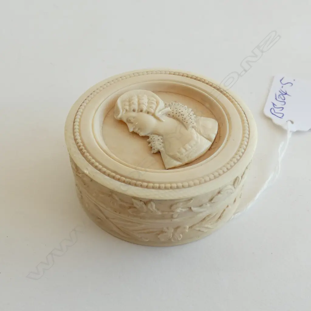 ANTIQUE IVORY PATCH BOX WOMAN PORTRAIT Dia.60mm Image 1++