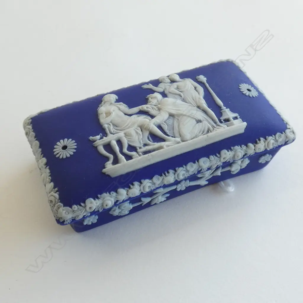 WEDGWOOD DARK BLUE JASPER WARE VESTA BOX Image 1++