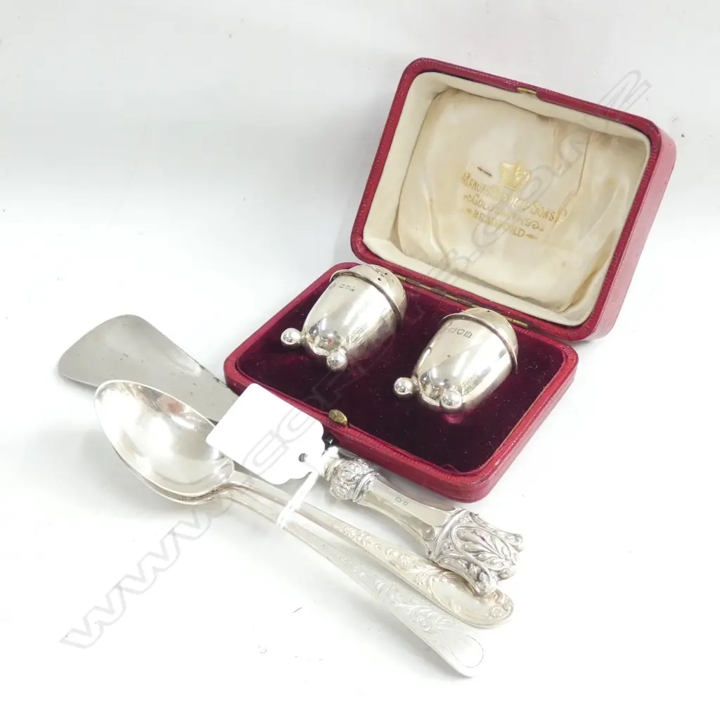 2 STG SILVER TEASPOONS, SALT & PEPPER SHAKERS CASED, STG HANDLE SHOE HORN APPROX 80 GRAMS STG Image 1++