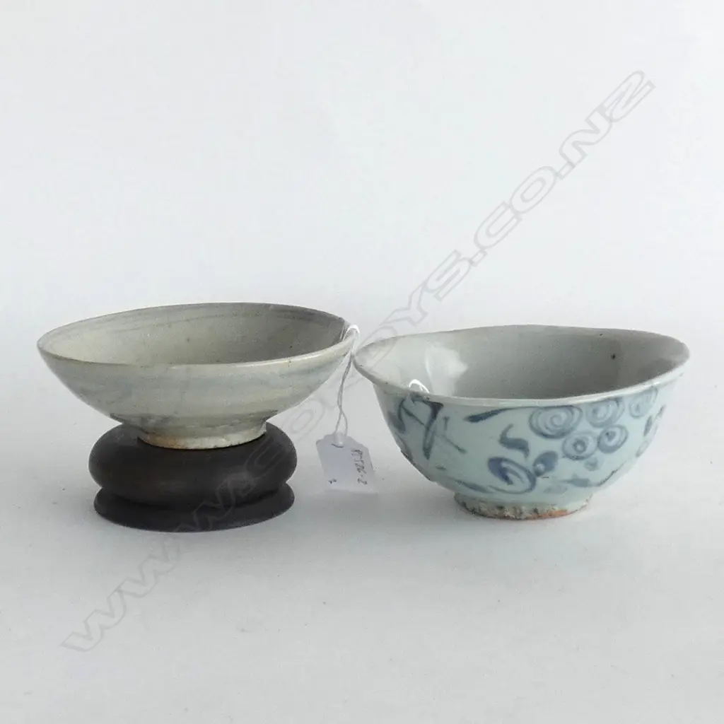 2 PROVIINCIAL CHINESE MING BLUE DECORATED SMALL BOWLs, Dia.150 & 130mm Image 1++