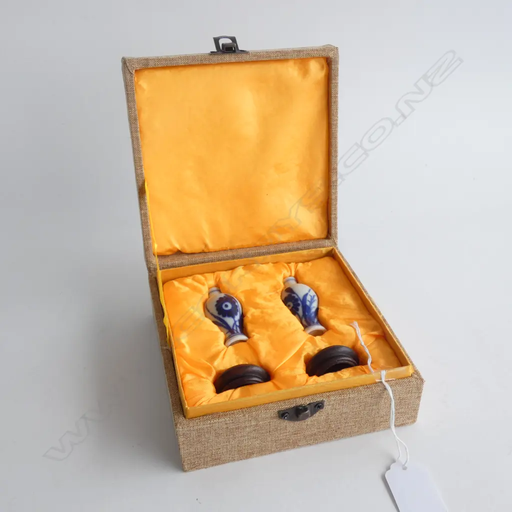 PR MINIATURE CHINESE B&W VASES W STANDS. BOXED Image 1++