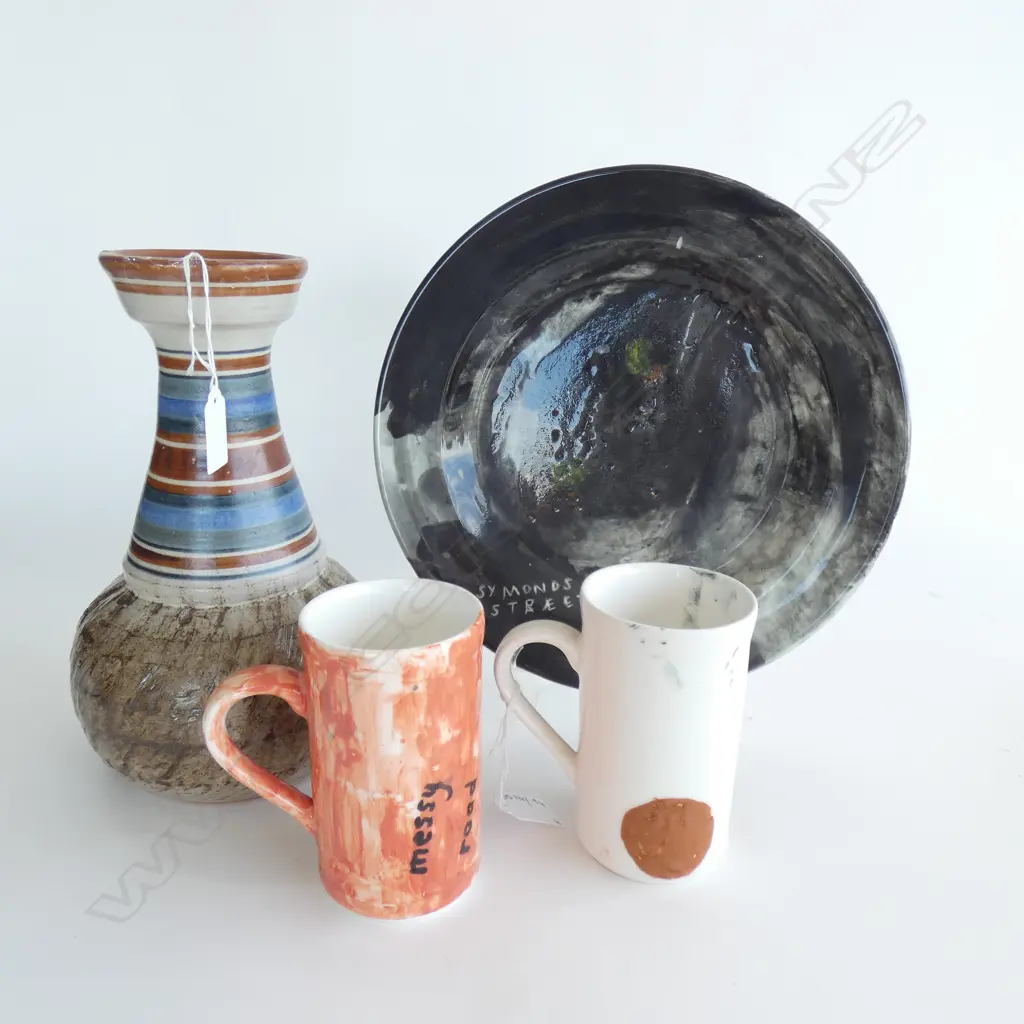 4 CONTEMPORARY POTTERY PCES; PLATE, 2 MUGS & VASE H.255mm Image 1++