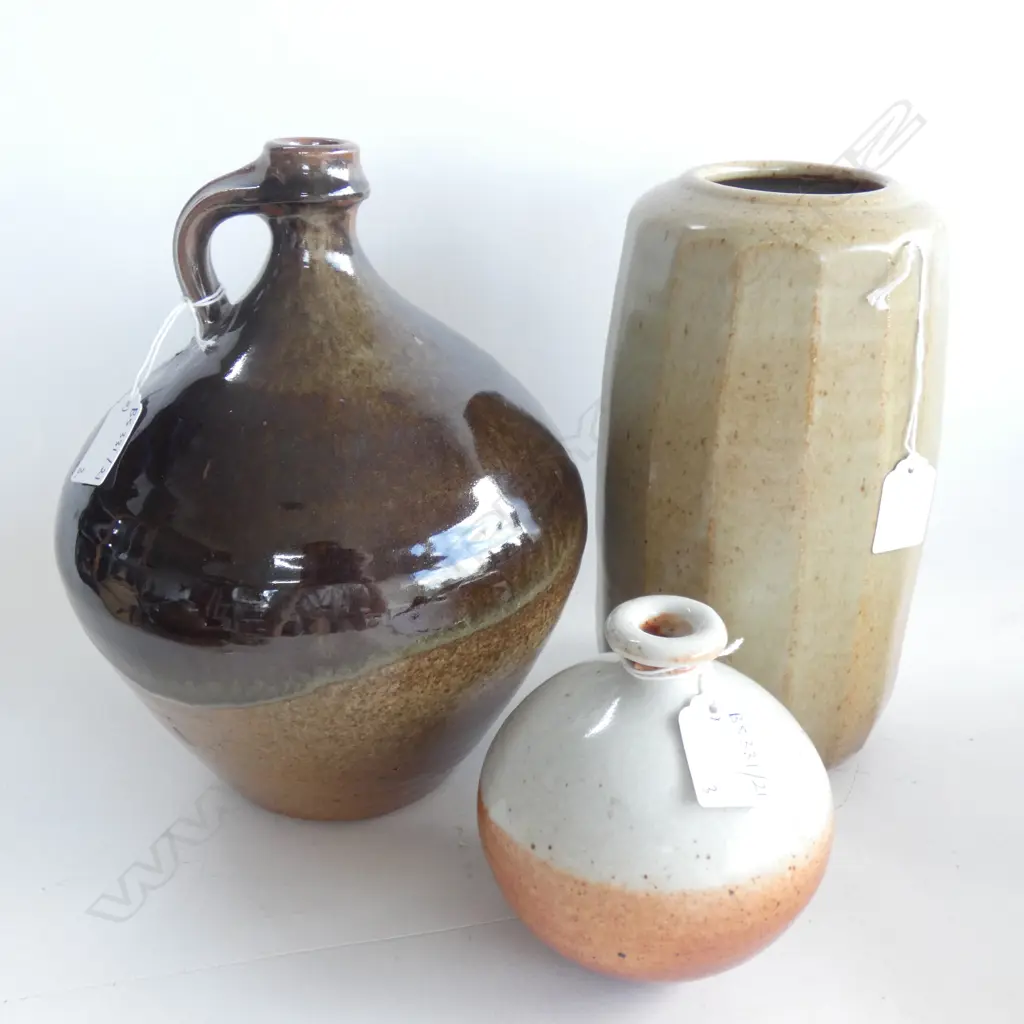 3 STUDIO POTTERY PCES w. 'M' STAMP; LARGE FACETED VASE H.235mm, SMALL SHINO VASE, DARK GLAZED FLAGGON  Image 1++