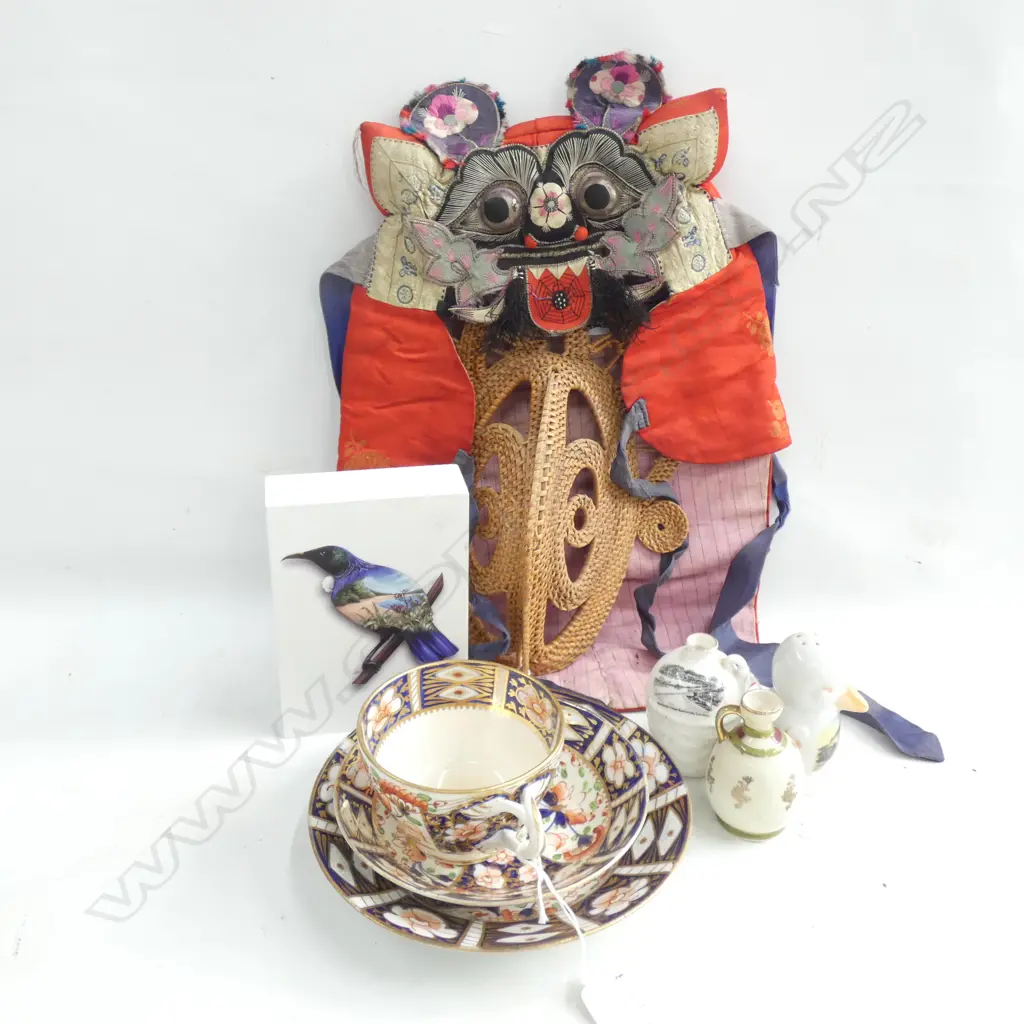 19thC DERBY IMARI TRIO AF + 3 PCES NZ SOUVENIR CHINA, WOVEN MASK & CHINESE HEAD DRESS + TUI ARTWORK Image 1++