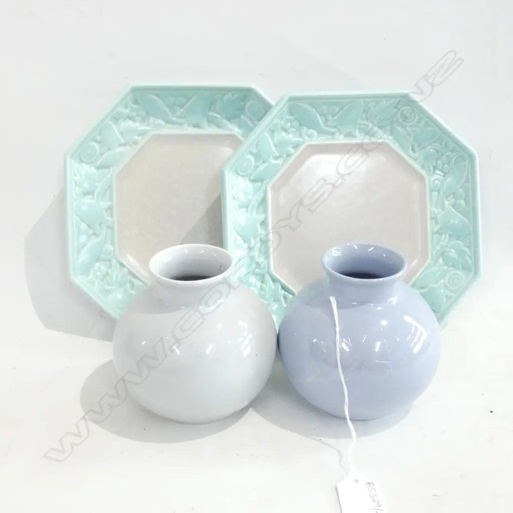 PR POOLE PLATES 195mm sq + 2 VASES H.100mm Image 1++