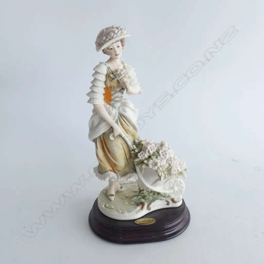 2 FEMALE FIGURINES; 1 A LAMP H.380mm Image 1++