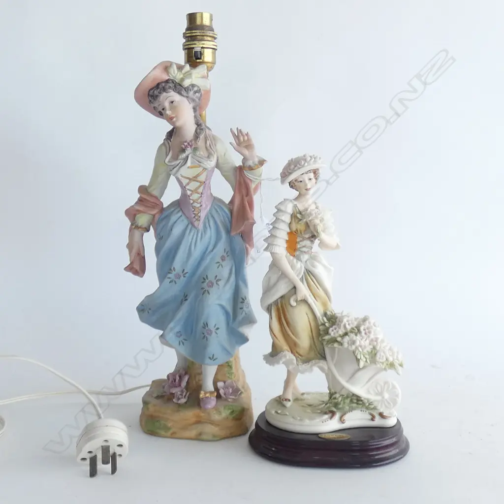 2 FEMALE FIGURINES; 1 A LAMP H.380mm Image 1++