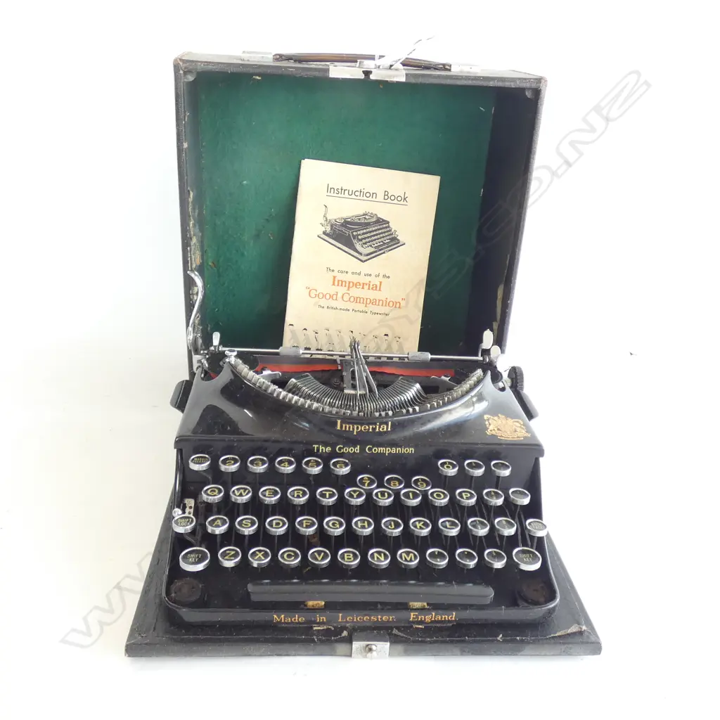 CASED OLD IMPERIAL TYPEWRITER Image 1++