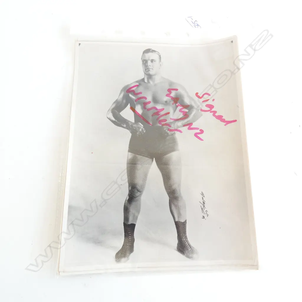 4 VINTAGE SIGNED PHOTOS OF EARLY NZ WRESTLERS Image 1++