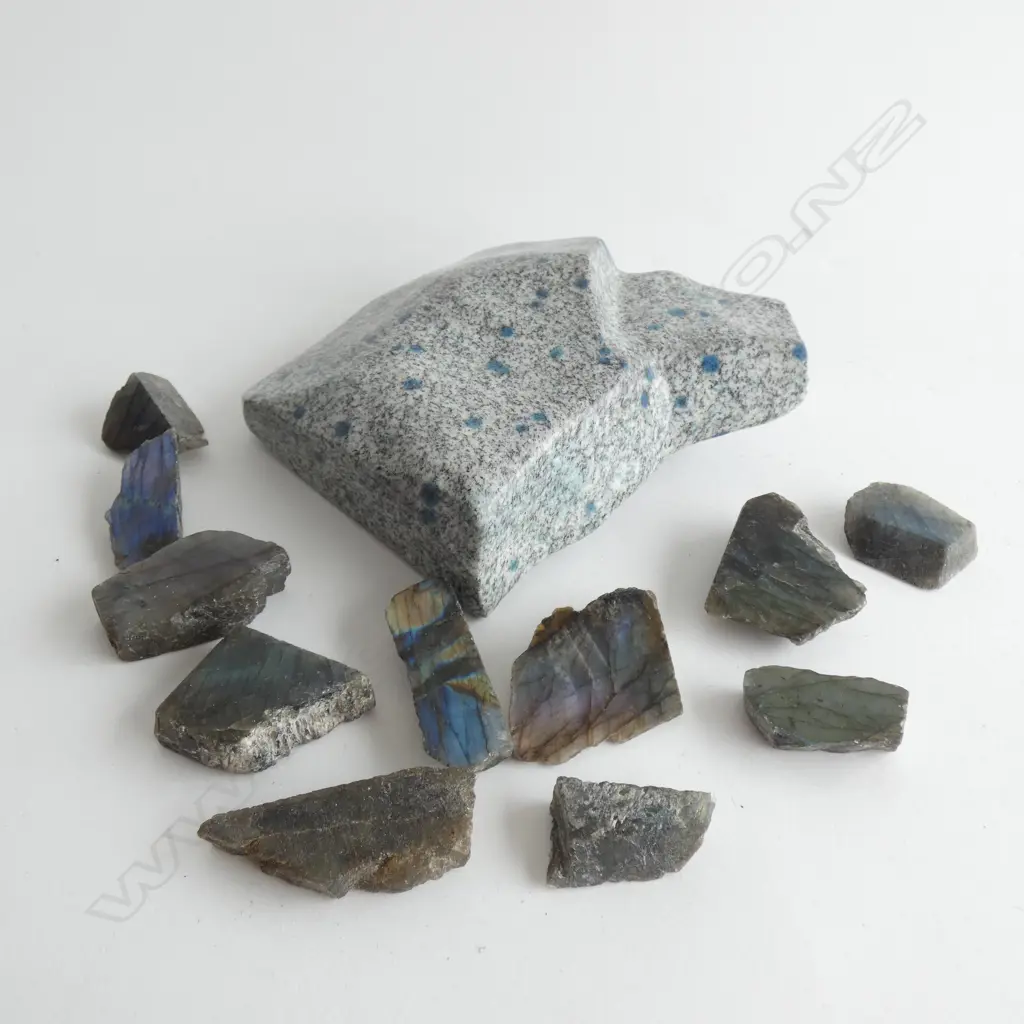 TRAY OF K2 GRANITE + LABRADORITE PIECES Image 1++