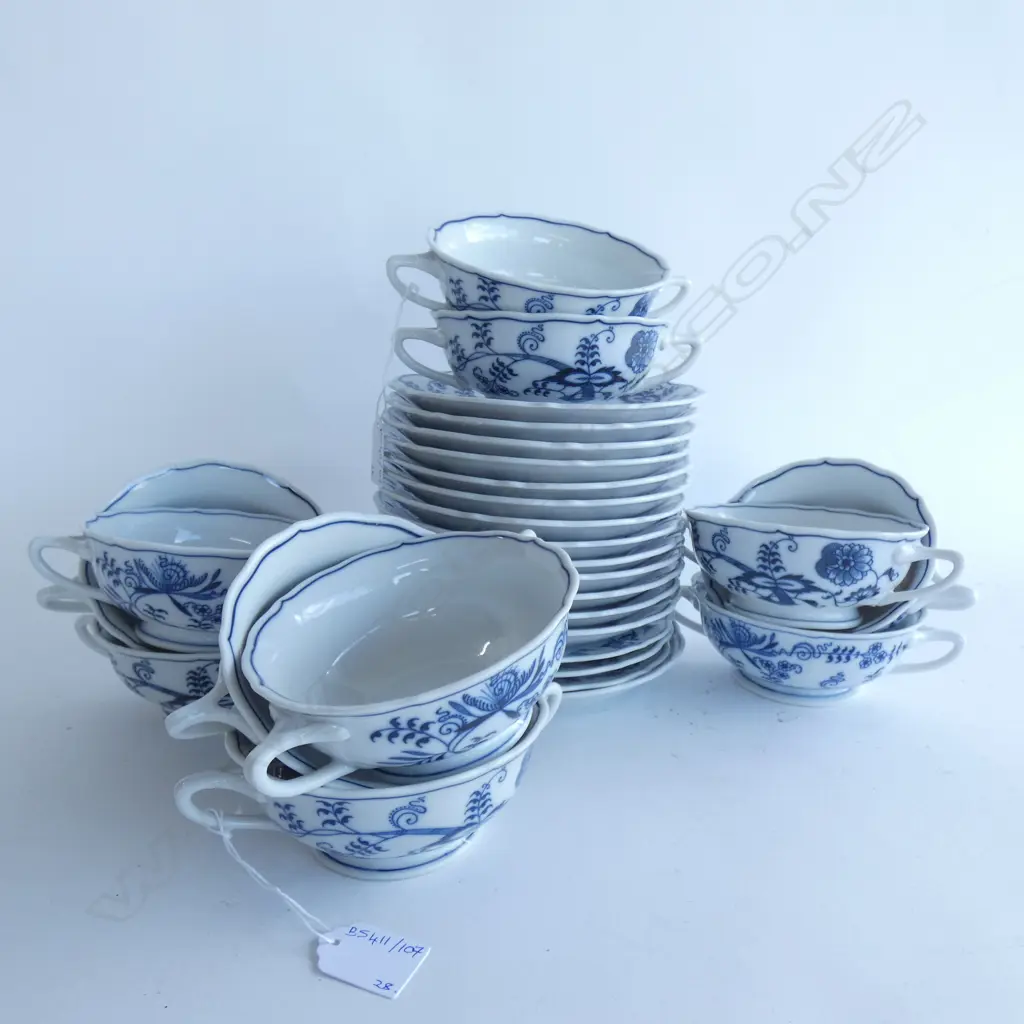 28 PCES BLUE DANUBE; 11 SOUP COUPES, 17 PLATES Image 1++